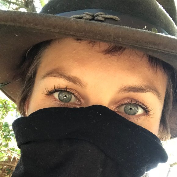 Meet your Posher, Kris - Picture 2 of 2